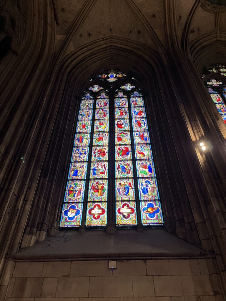 ケルン大聖堂の内部、ステンドグラス