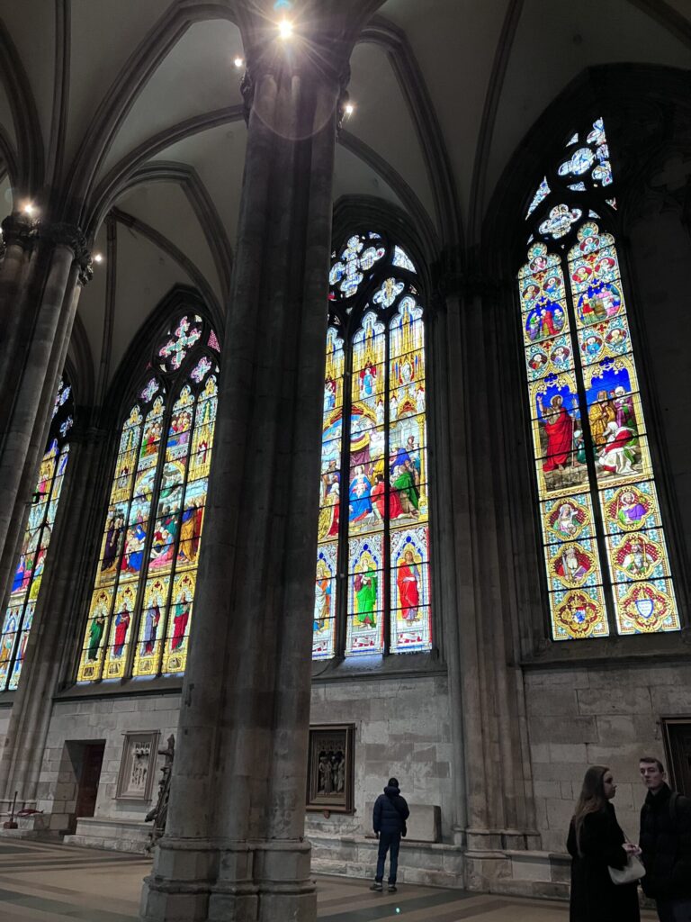ケルン大聖堂の内部、ステンドグラス