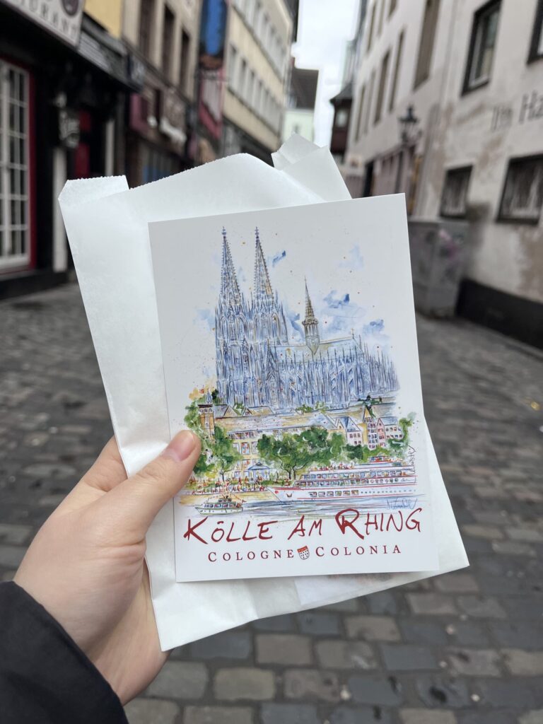 ポストカードを手に持つ様子