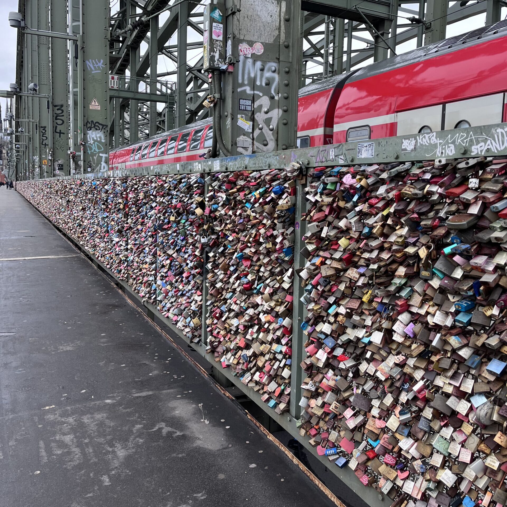 橋にかかる多数の南京錠
