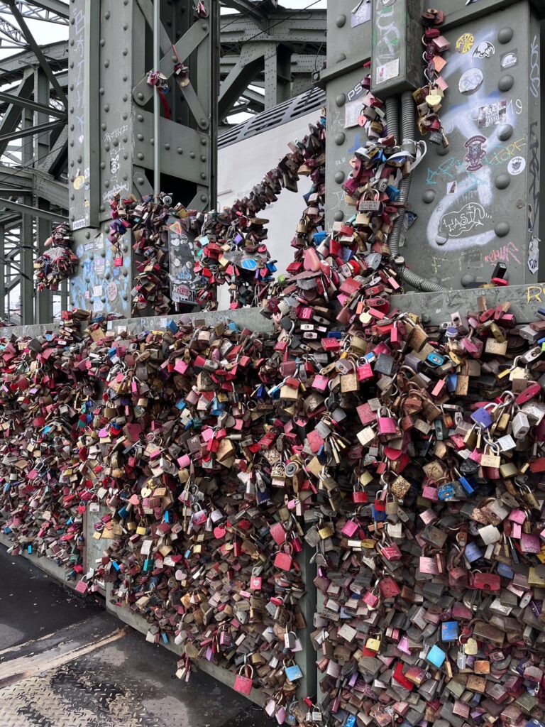 橋にかかる多数の南京錠
