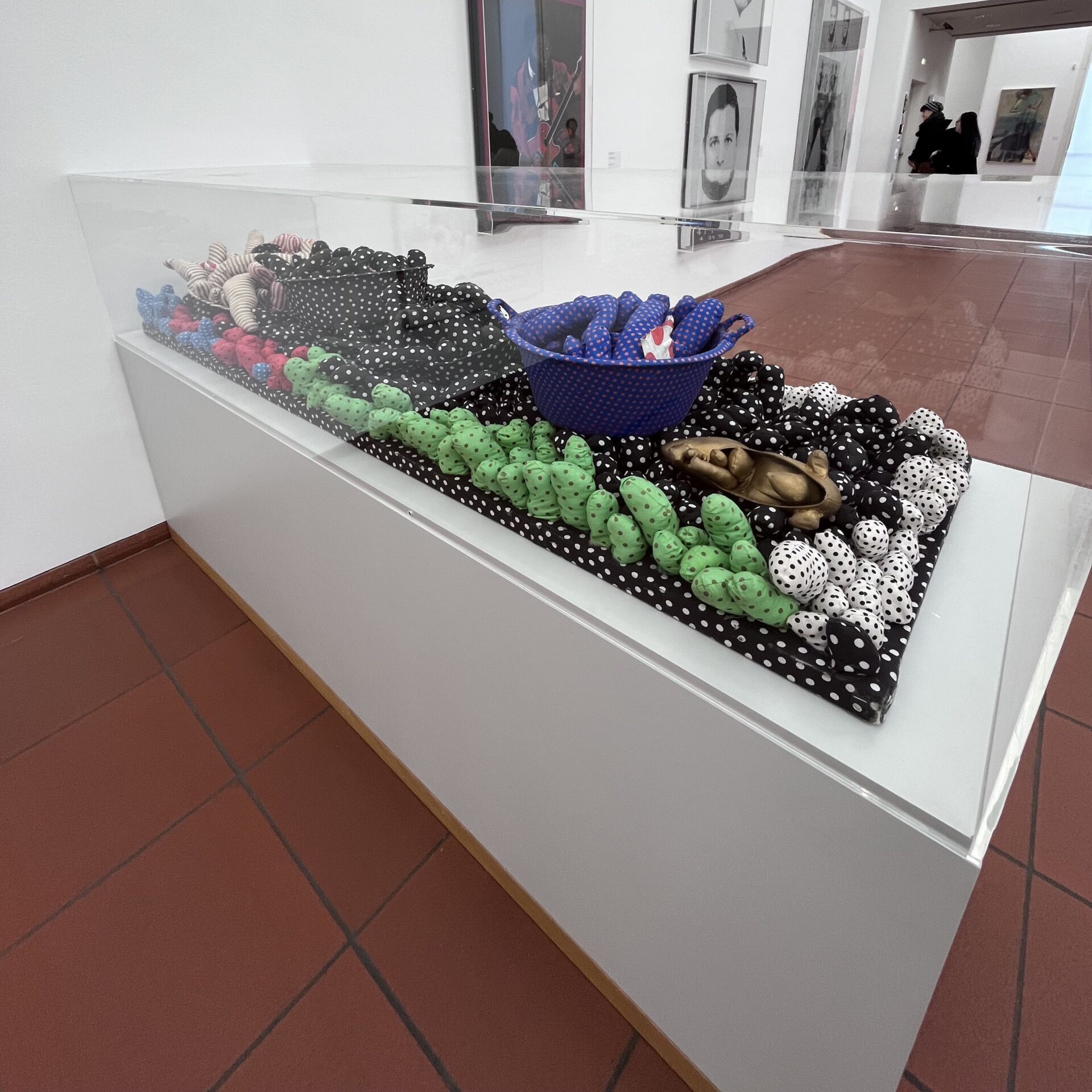 草間彌生　"Compulsion Furniture"