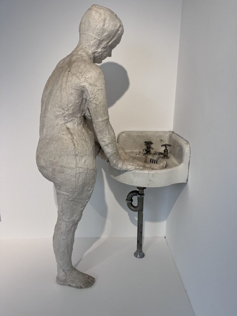 George Segal　"Woman Washing her Feet in a Sink"