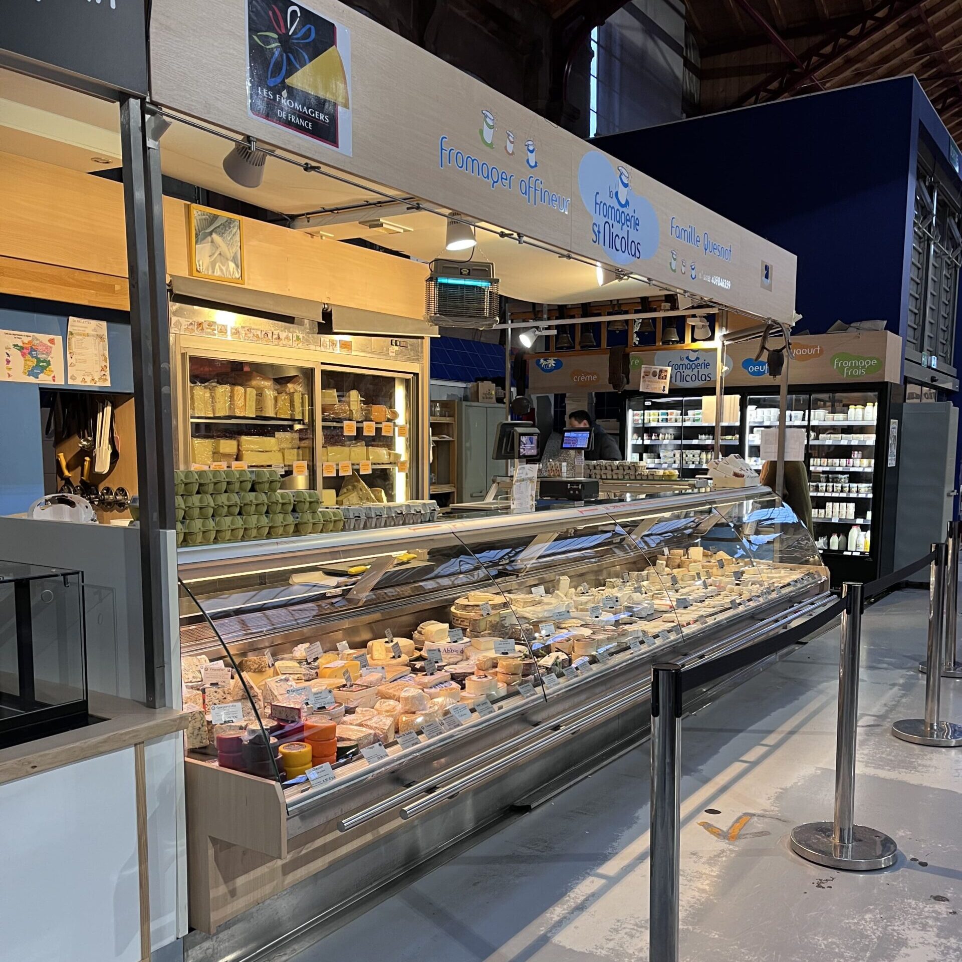 屋内マーケットのチーズ屋