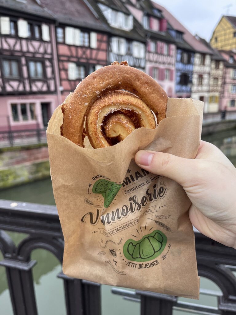 コルマールの家々を背景にしたシナモンロール