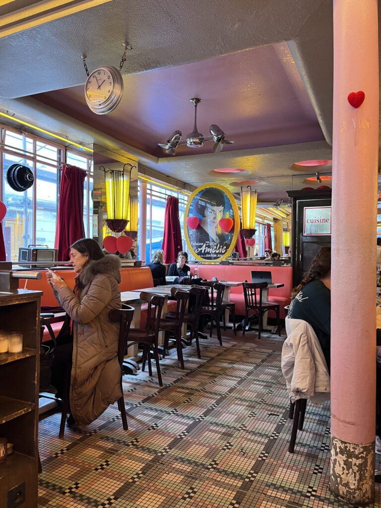 モンマルトルのアメリが働いていたカフェの内観