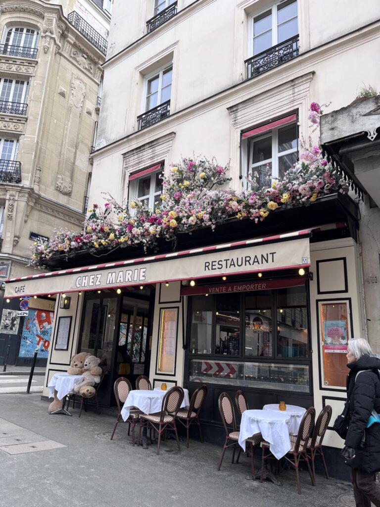 モンマルトルのお店の装飾