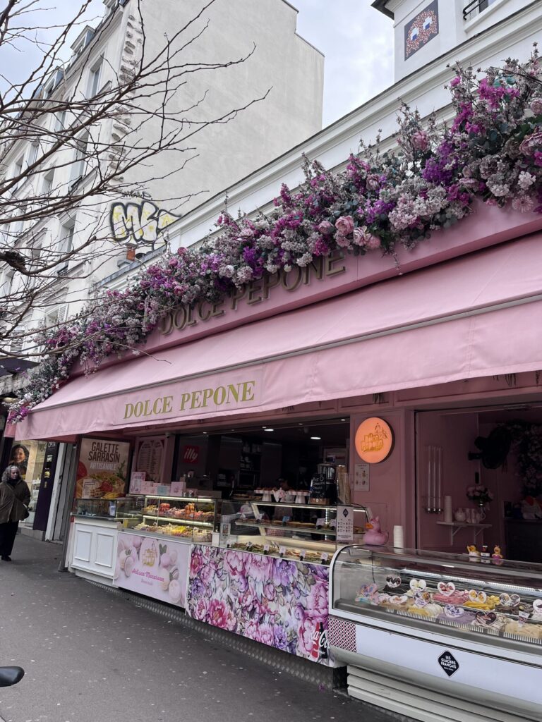 モンマルトルのお店の装飾