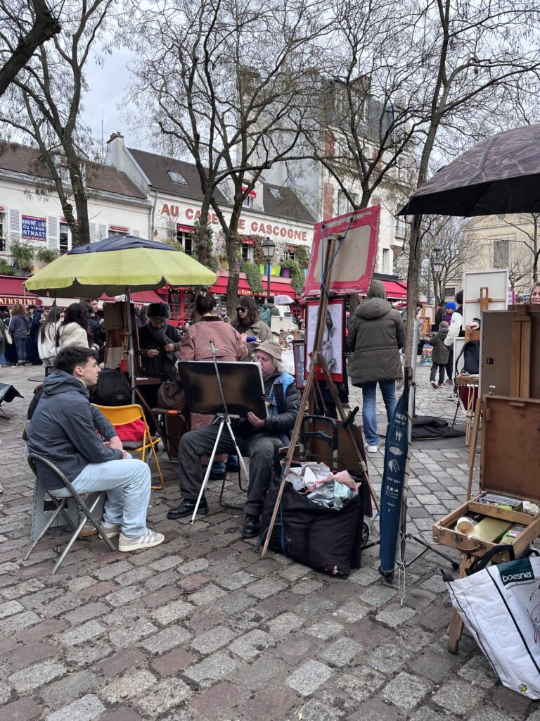 テルトル広場で似顔絵を描く人