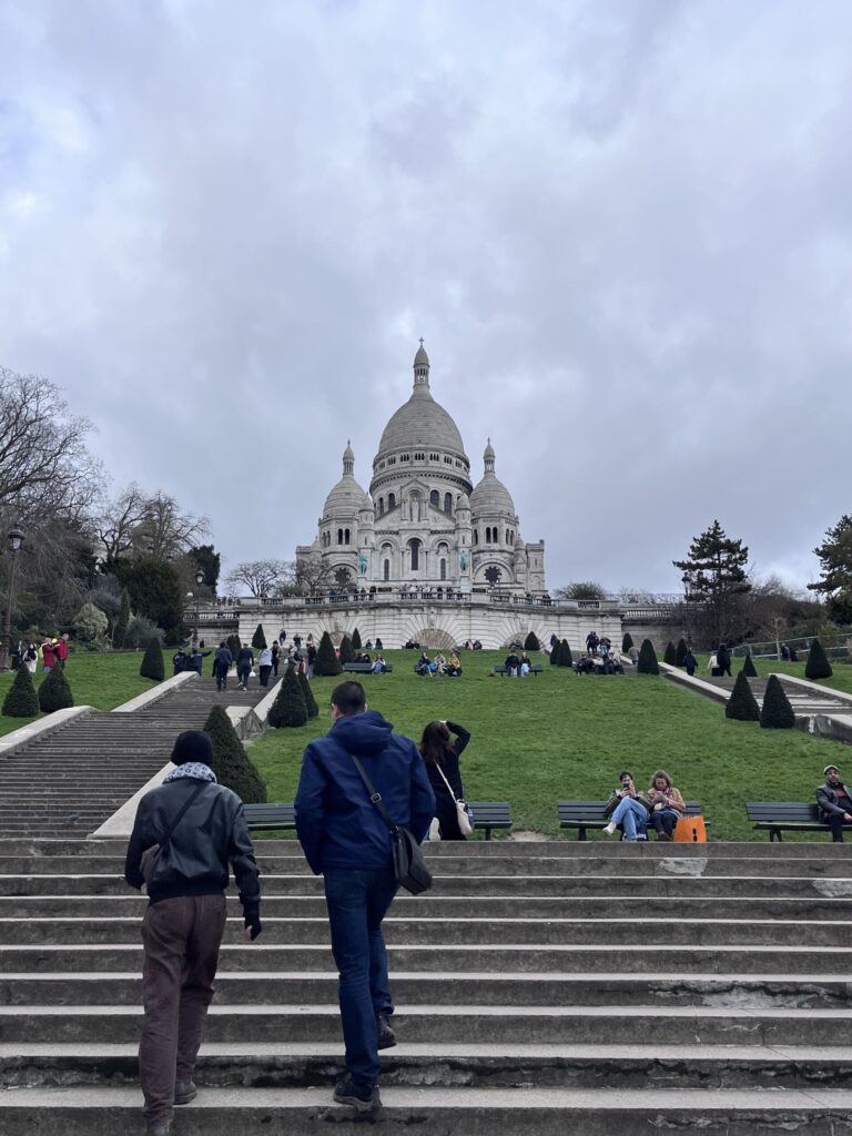 サクレ・クール寺院を階段から見上げるアングル