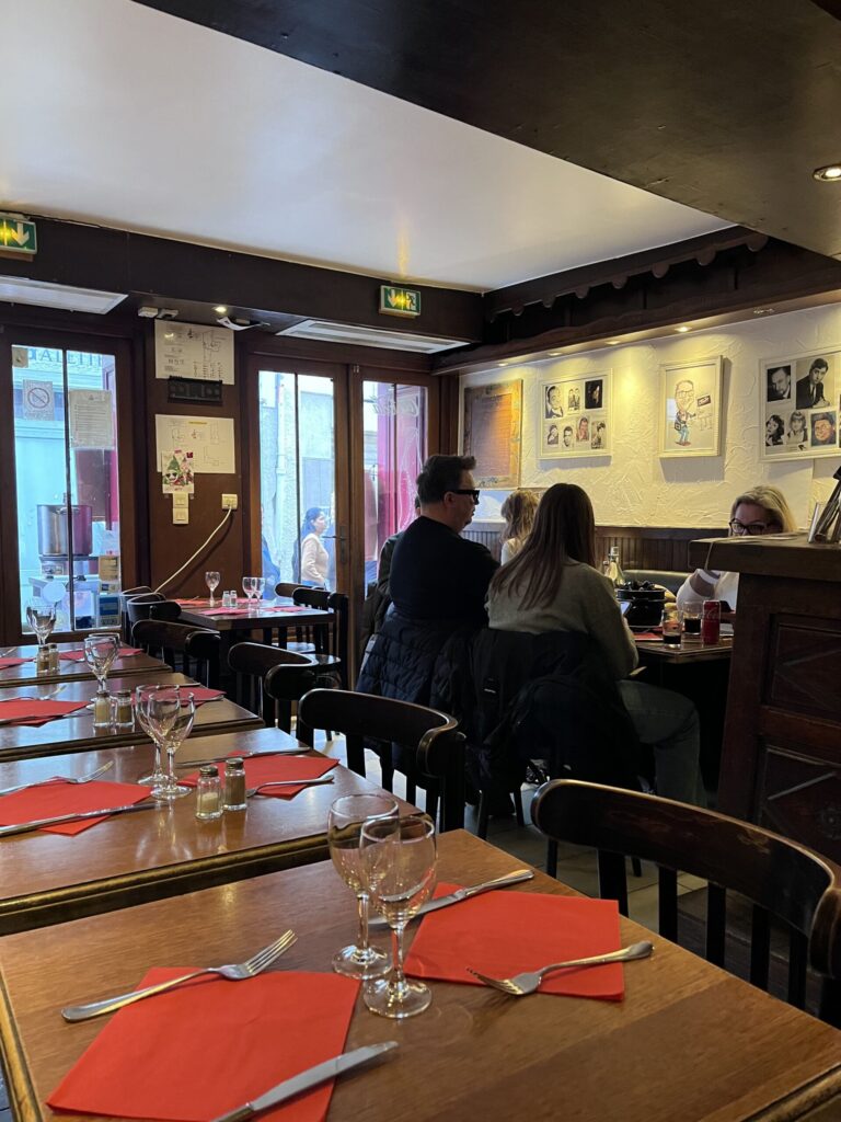 モンマルトルのレストランChez Ma Cousineの内観