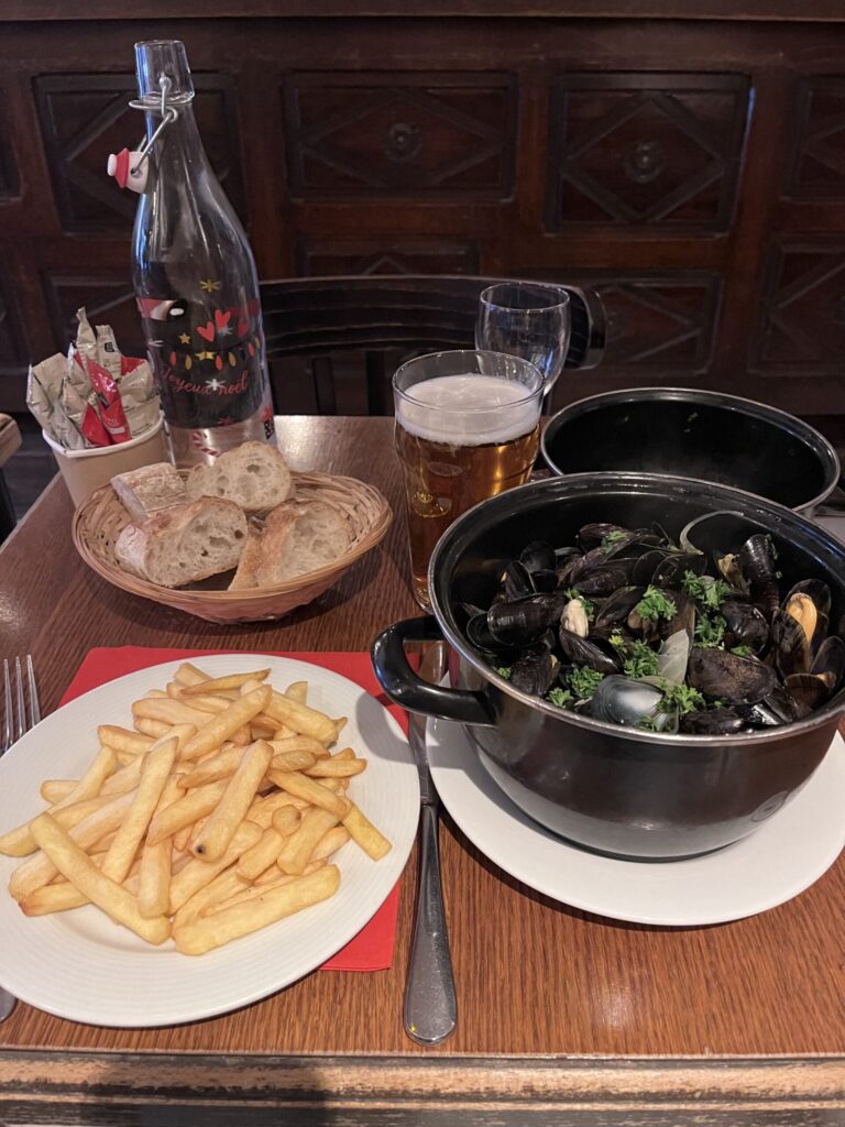 ムール貝の白ワイン蒸しとフランスのビール