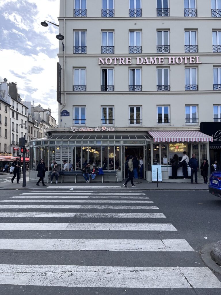 道路越しのクレープ屋の外観