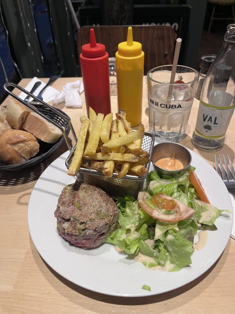 牛肉のタルタルとサラダやポテトなどのサイドメニュー