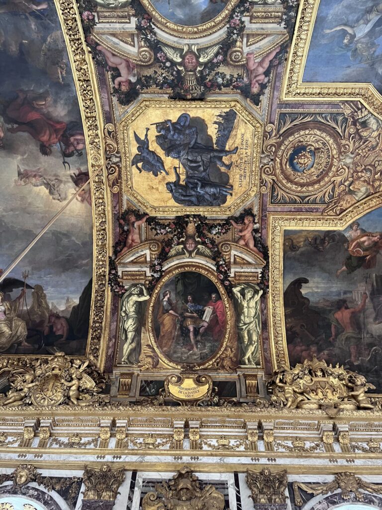 ヴェルサイユ宮殿の鏡の間の天井