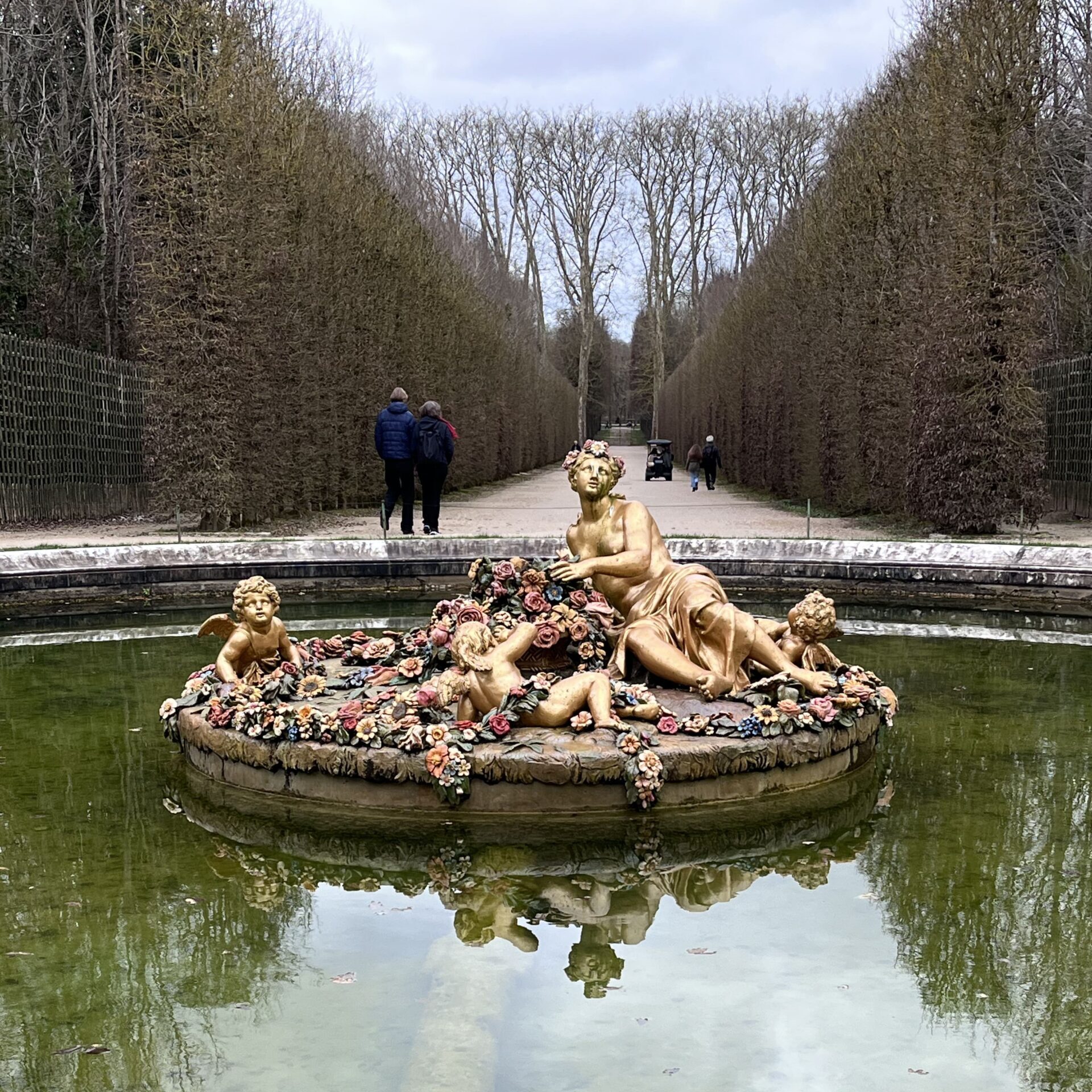 ヴェルサイユ宮殿の庭園の池