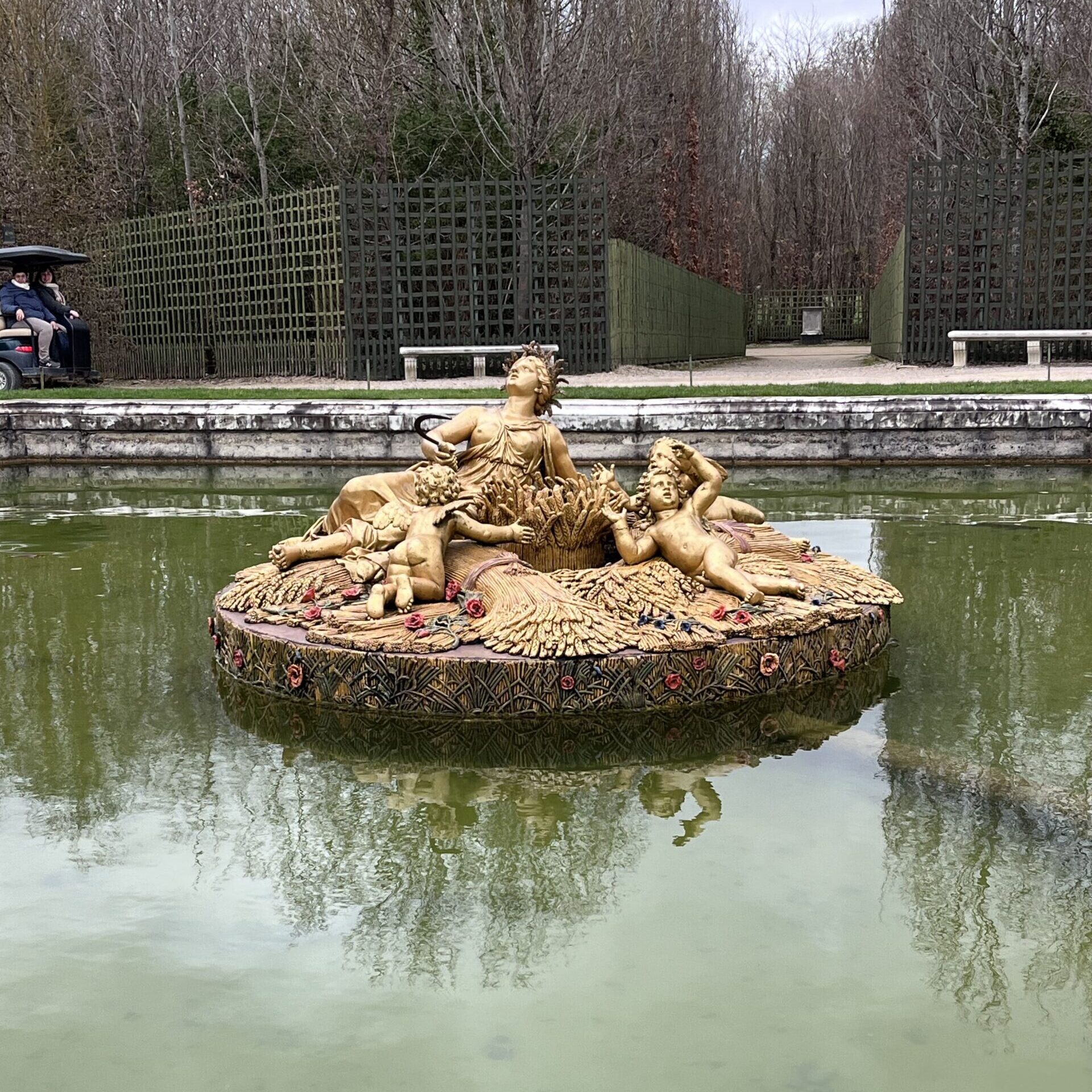 ヴェルサイユ宮殿の庭園の池