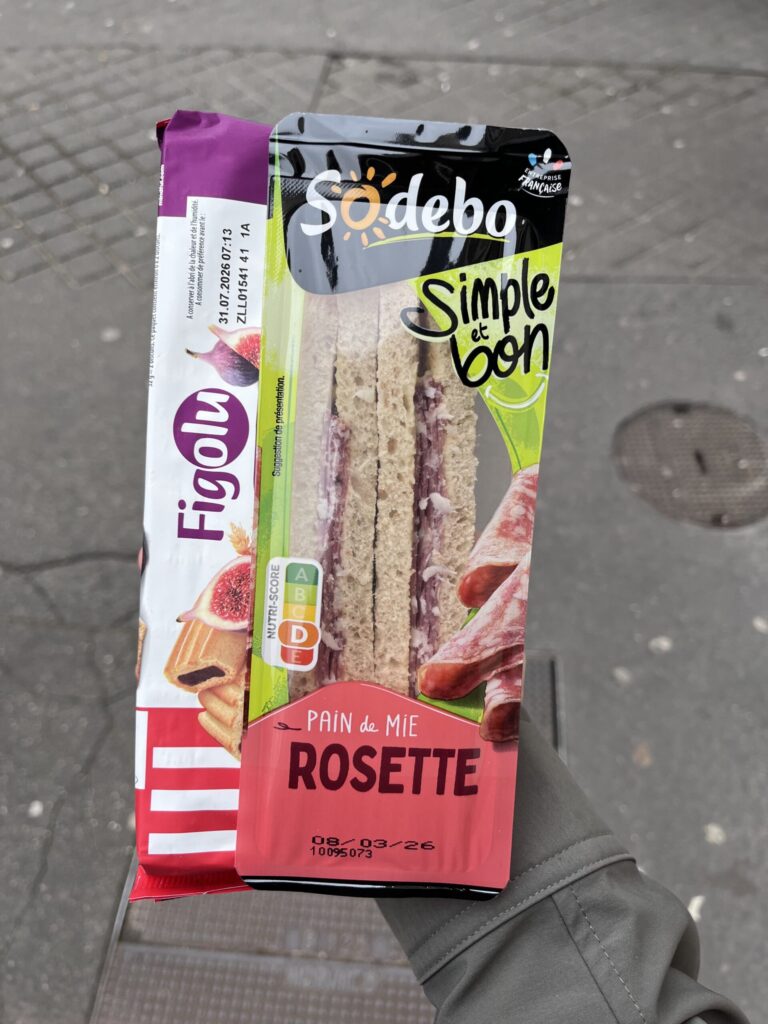 サンドイッチとビスケット