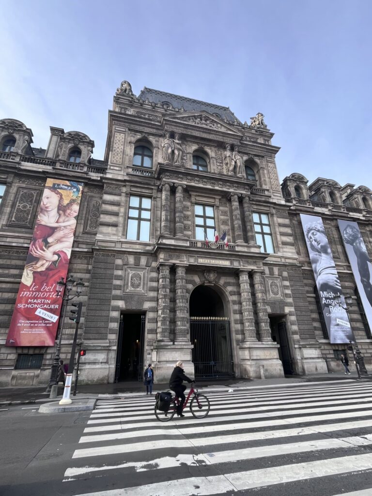 ルーブル美術館の外観
