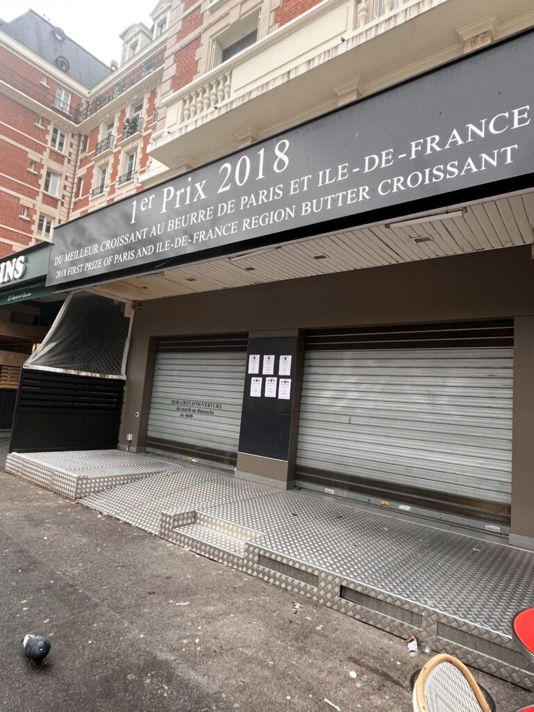 シャッターが下りているパン屋の外観