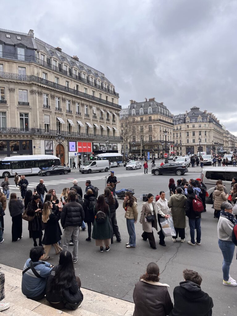 弾き語りをする人と聴衆の様子