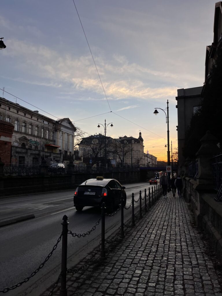 夕暮れ時のクラクフの街並み