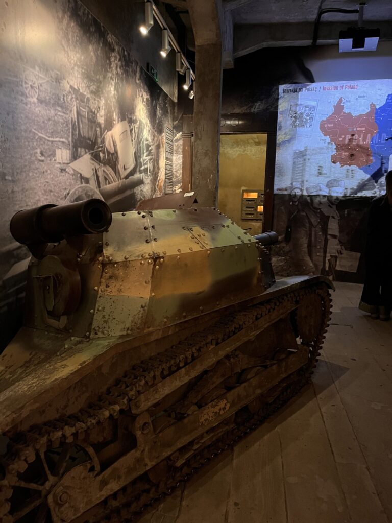 旧オスカーシンドラーのホーロー工場の内観・戦車