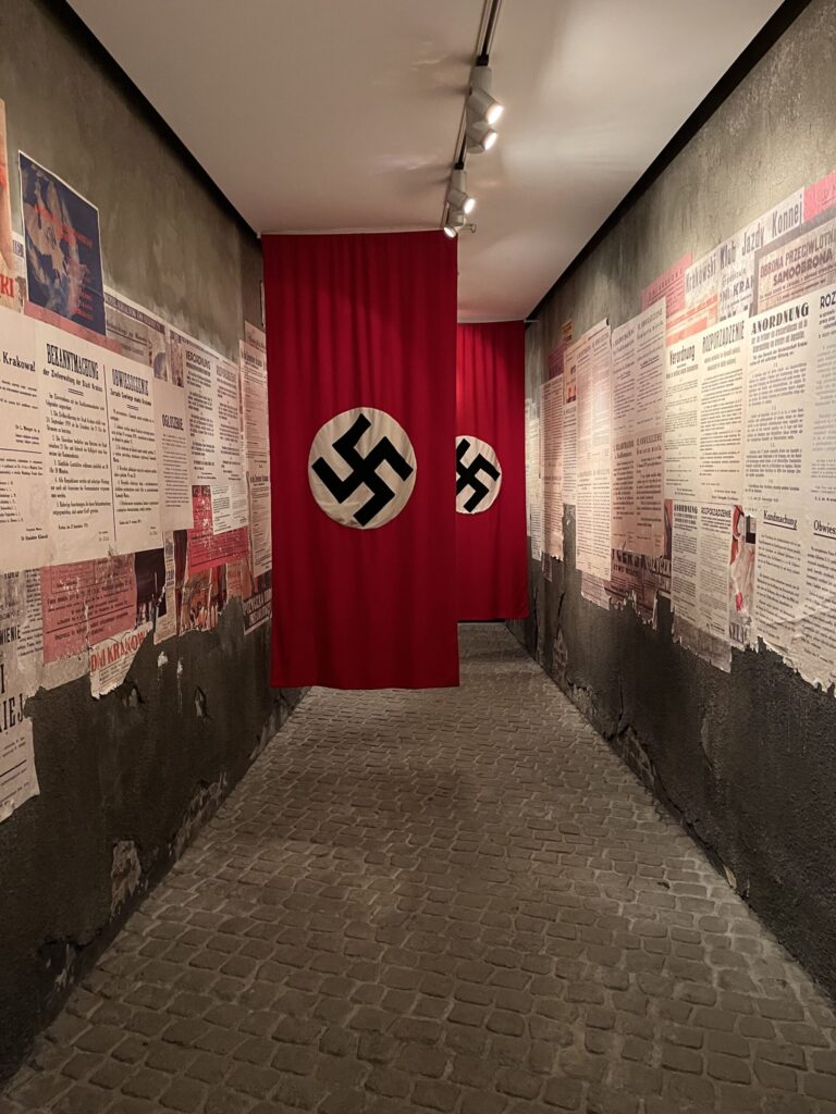 旧オスカーシンドラーのホーロー工場の内観・ナチスの旗