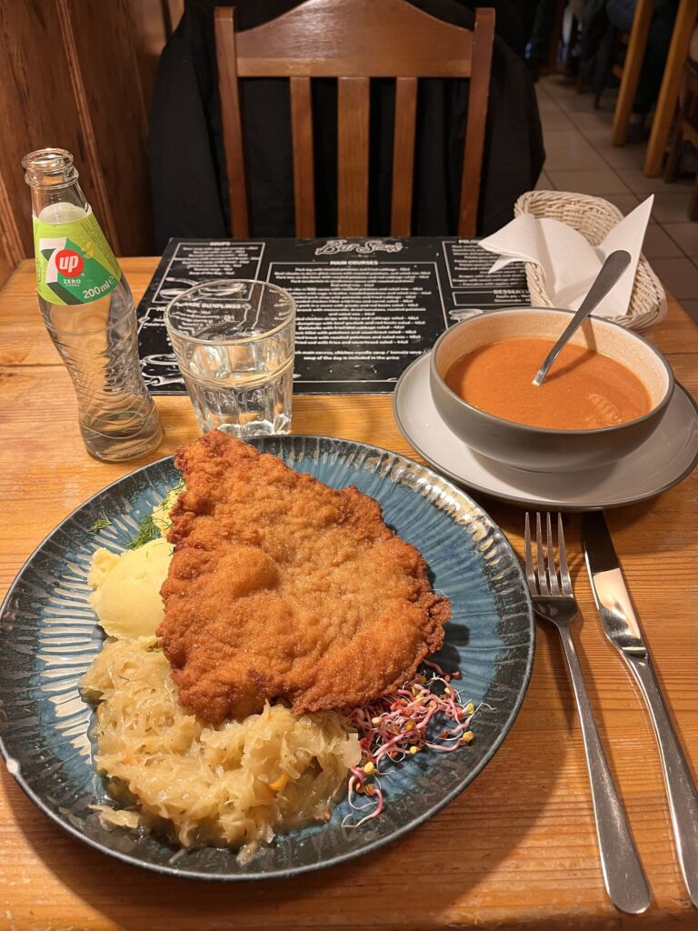 ポーランド版シュニッツェルKotlet Schabowyとトマトスープと炭酸飲料