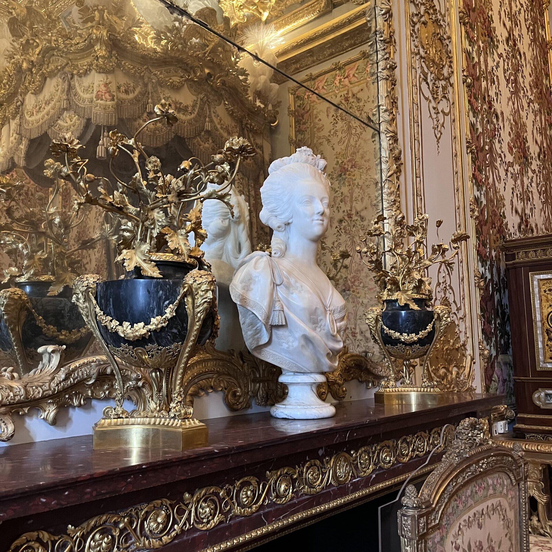 ヴェルサイユ宮殿の王妃の寝室の装飾