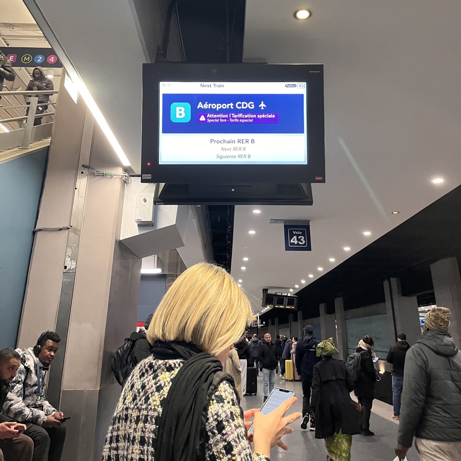 駅構内の電光掲示板