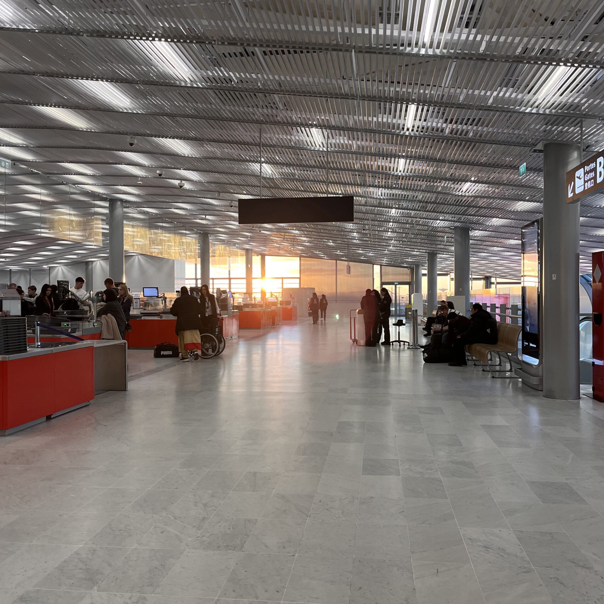 空港に差す夕陽