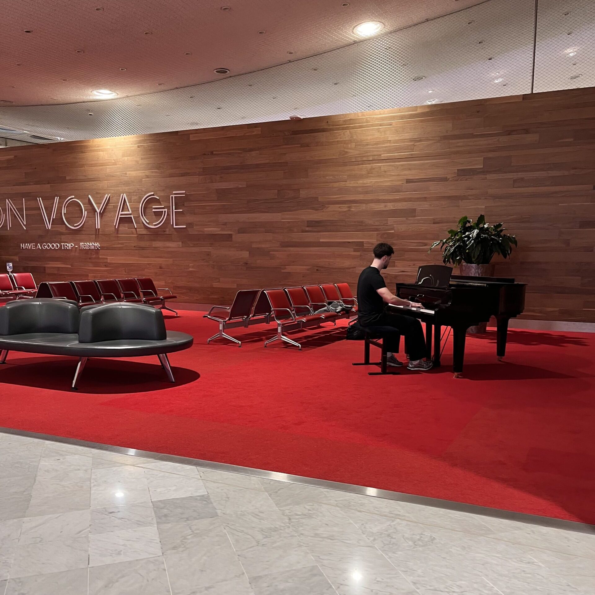 空港内に設置されたピアノ