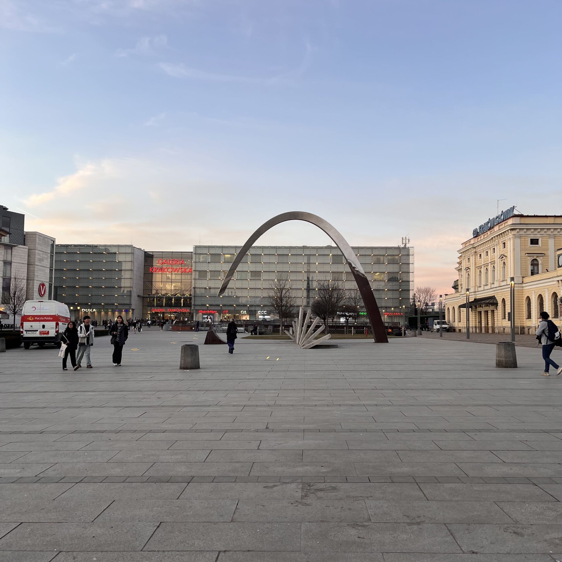 夕焼暮れ時のクラクフ中央駅前