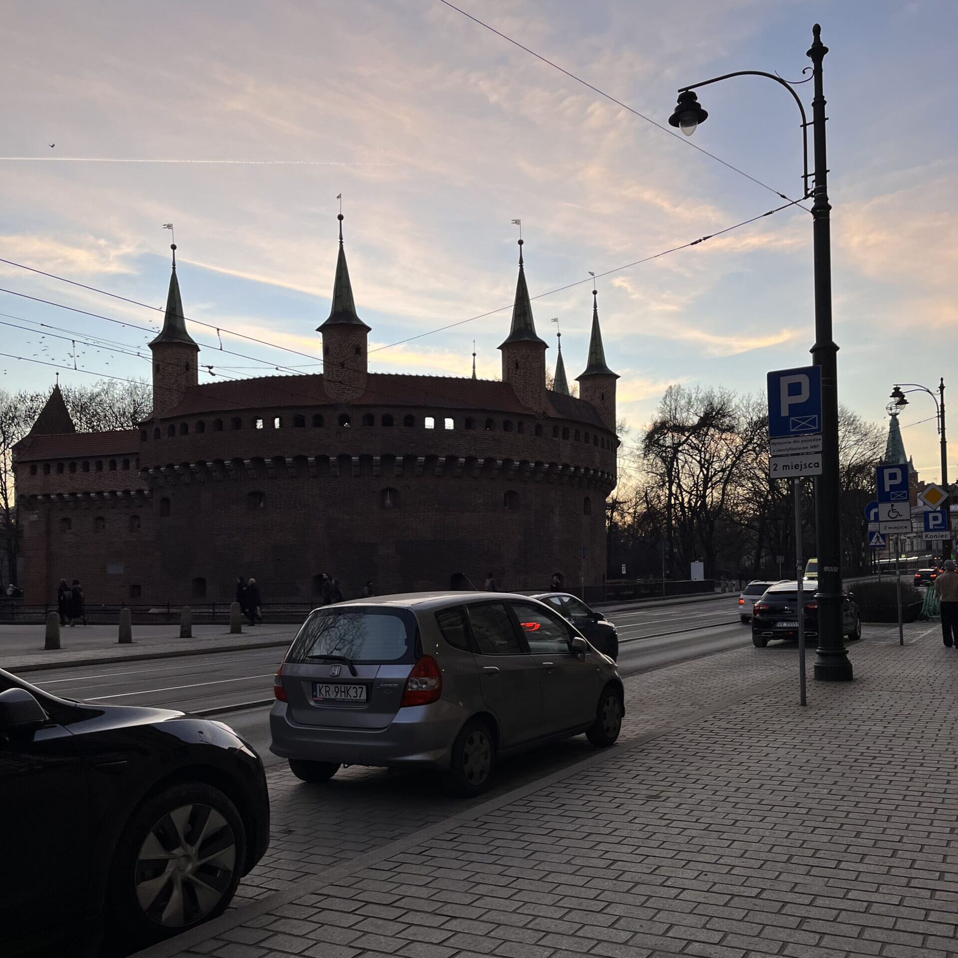 夕暮れ時のクラクフの通り